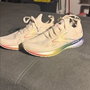 Brooks Levitate Cream sneakers with Multicolor Sole